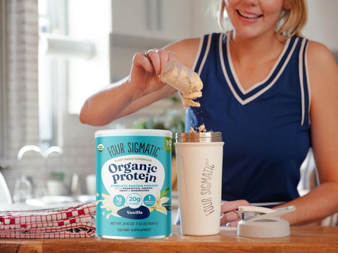 How to Use: Four Sigmatic Vanilla protein powder being blended into a smoothie.